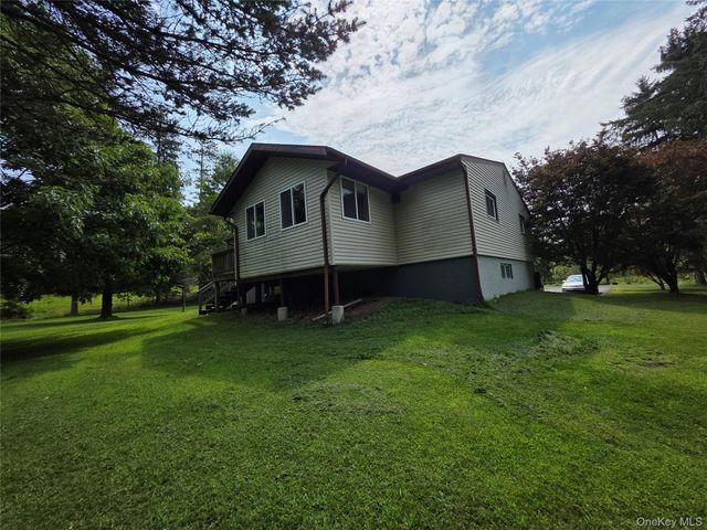 84 W Pine Road, Staatsburg, NY 12580