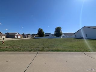 216 Stonebriar Drive, Troy, IL 62294