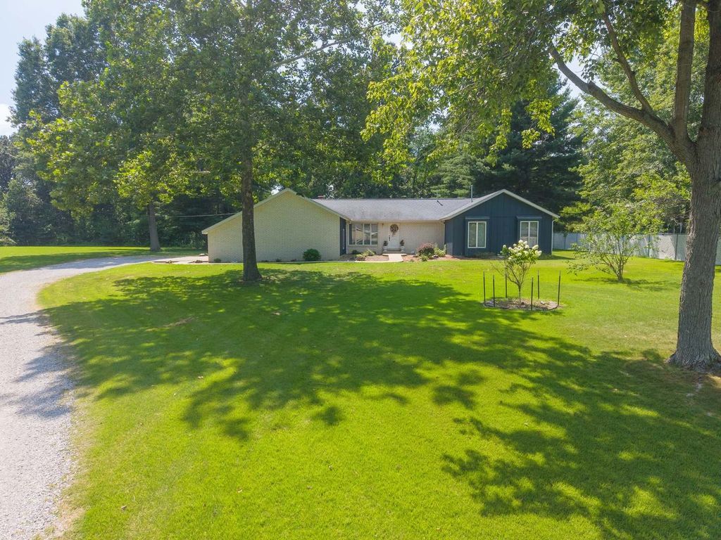 Image 1 of property listing at 2405 S Washington Street, Salem, IL 62881