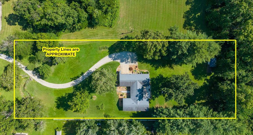 Image 2 of property listing at 2405 S Washington Street, Salem, IL 62881