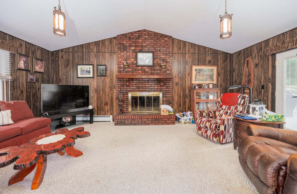 Image 11 of property listing at 2405 S Washington Street, Salem, IL 62881