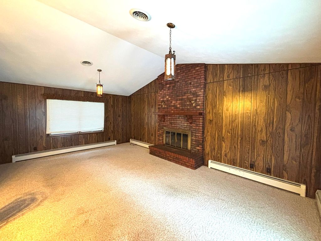 Image 12 of property listing at 2405 S Washington Street, Salem, IL 62881