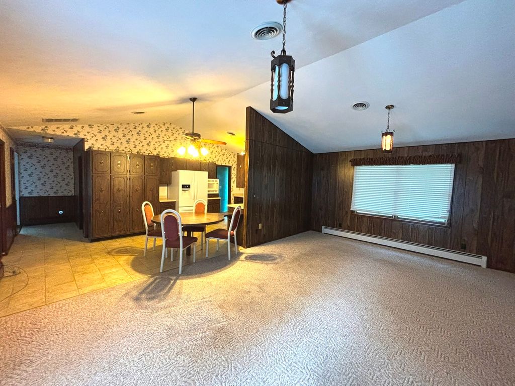 Image 13 of property listing at 2405 S Washington Street, Salem, IL 62881