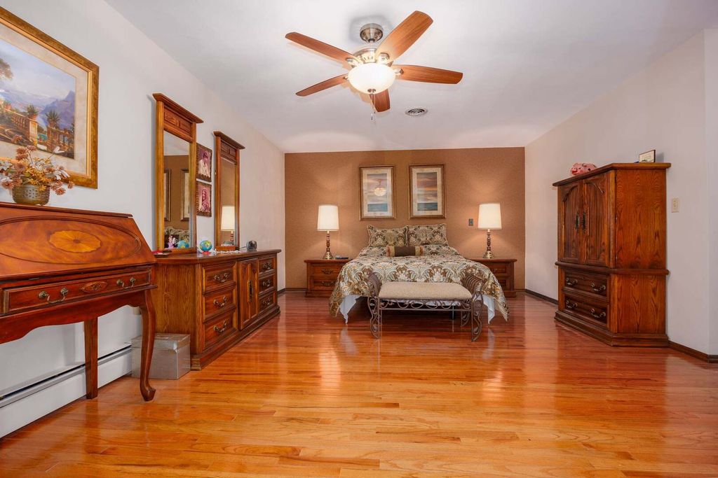 Image 14 of property listing at 2405 S Washington Street, Salem, IL 62881