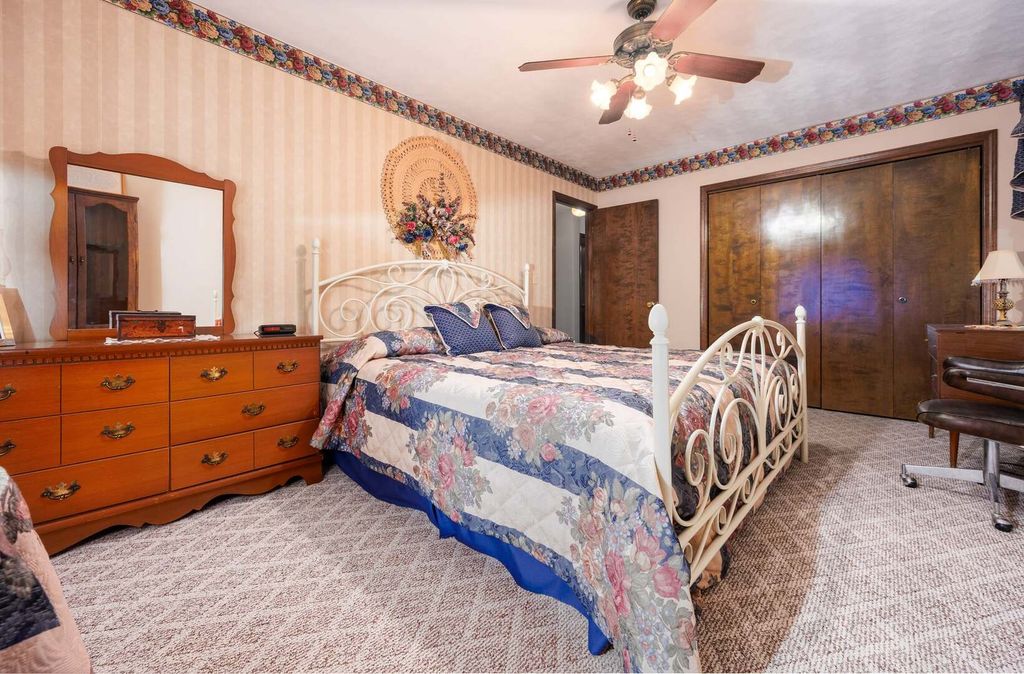 Image 19 of property listing at 2405 S Washington Street, Salem, IL 62881