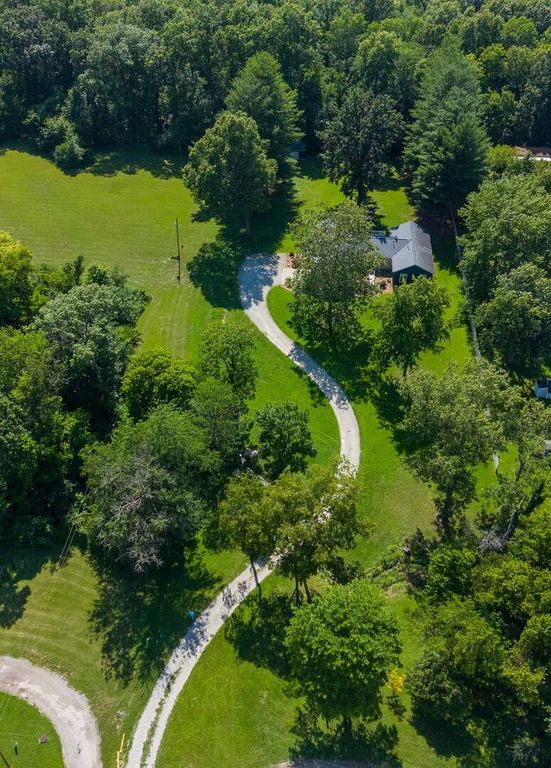 Image 3 of property listing at 2405 S Washington Street, Salem, IL 62881
