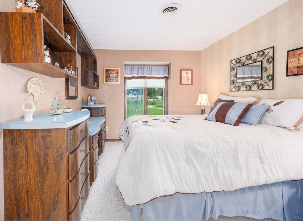 Image 22 of property listing at 2405 S Washington Street, Salem, IL 62881