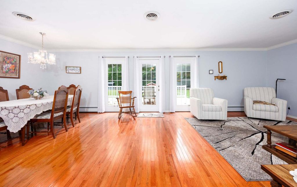 Image 4 of property listing at 2405 S Washington Street, Salem, IL 62881