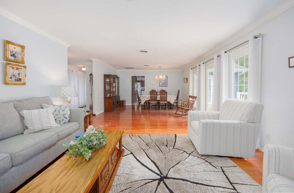 Image 5 of property listing at 2405 S Washington Street, Salem, IL 62881