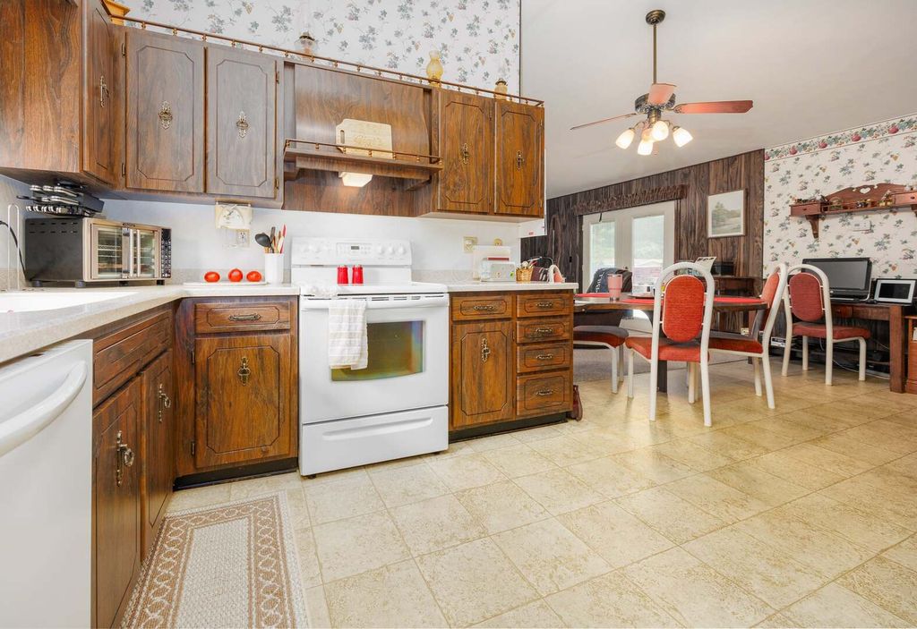 Image 7 of property listing at 2405 S Washington Street, Salem, IL 62881