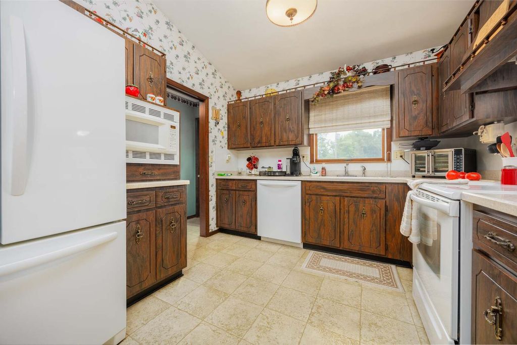 Image 8 of property listing at 2405 S Washington Street, Salem, IL 62881