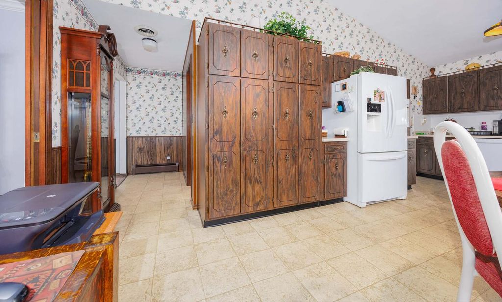 Image 9 of property listing at 2405 S Washington Street, Salem, IL 62881