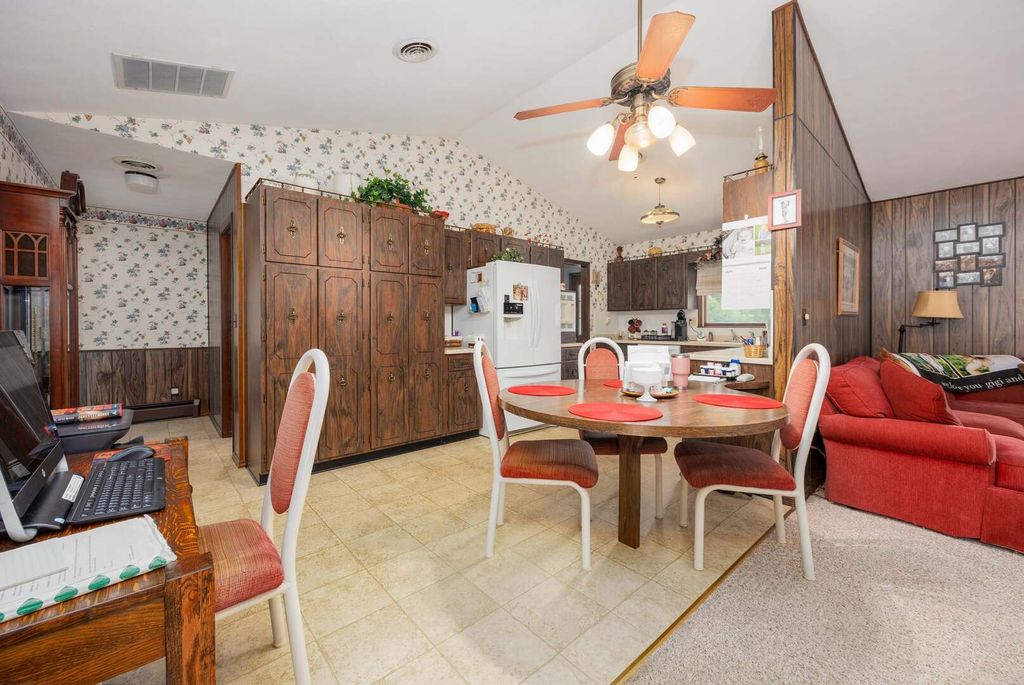 Image 10 of property listing at 2405 S Washington Street, Salem, IL 62881