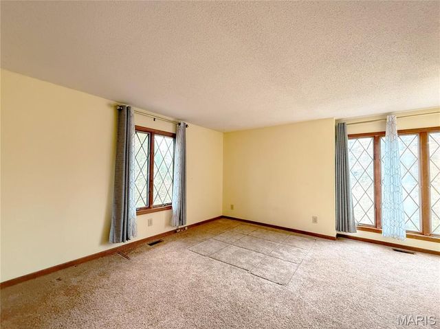 566 Country Lane, Sullivan, MO 63080