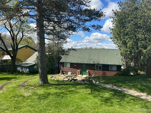 1749 Tannock Drive, Holly, MI 48442