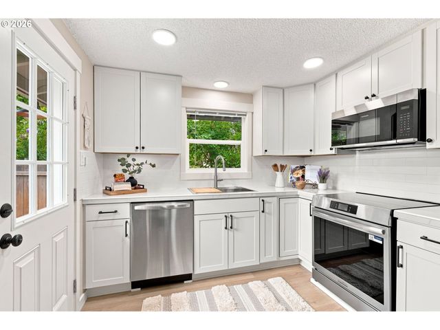 9137 N GENEVA Ave, Portland, OR 97203