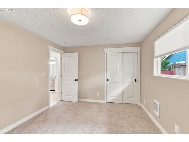 9137 N GENEVA Ave, Portland, OR 97203
