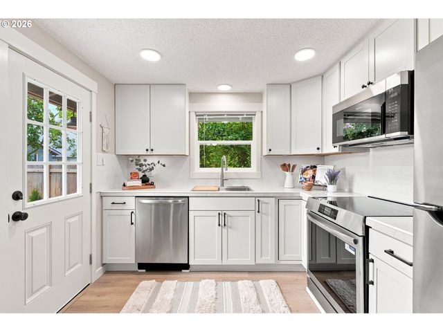 9137 N GENEVA Ave, Portland, OR 97203