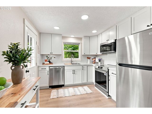 9137 N GENEVA Ave, Portland, OR 97203