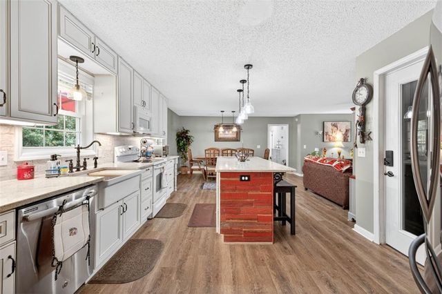 5867 Meadow View Lane, Flowery Branch, GA 30542