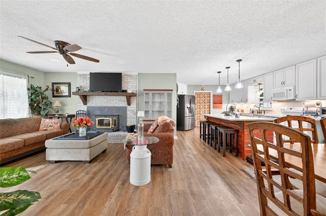 5867 Meadow View Lane, Flowery Branch, GA 30542