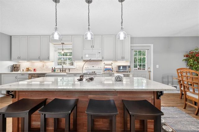 5867 Meadow View Lane, Flowery Branch, GA 30542