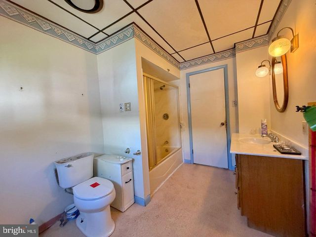 393 PARK RD, Fleetwood, PA 19522