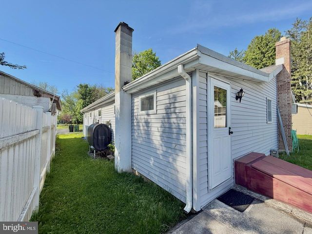 393 PARK RD, Fleetwood, PA 19522