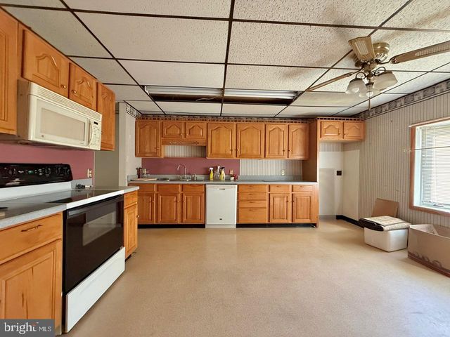 393 PARK RD, Fleetwood, PA 19522