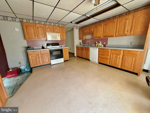 393 PARK RD, Fleetwood, PA 19522