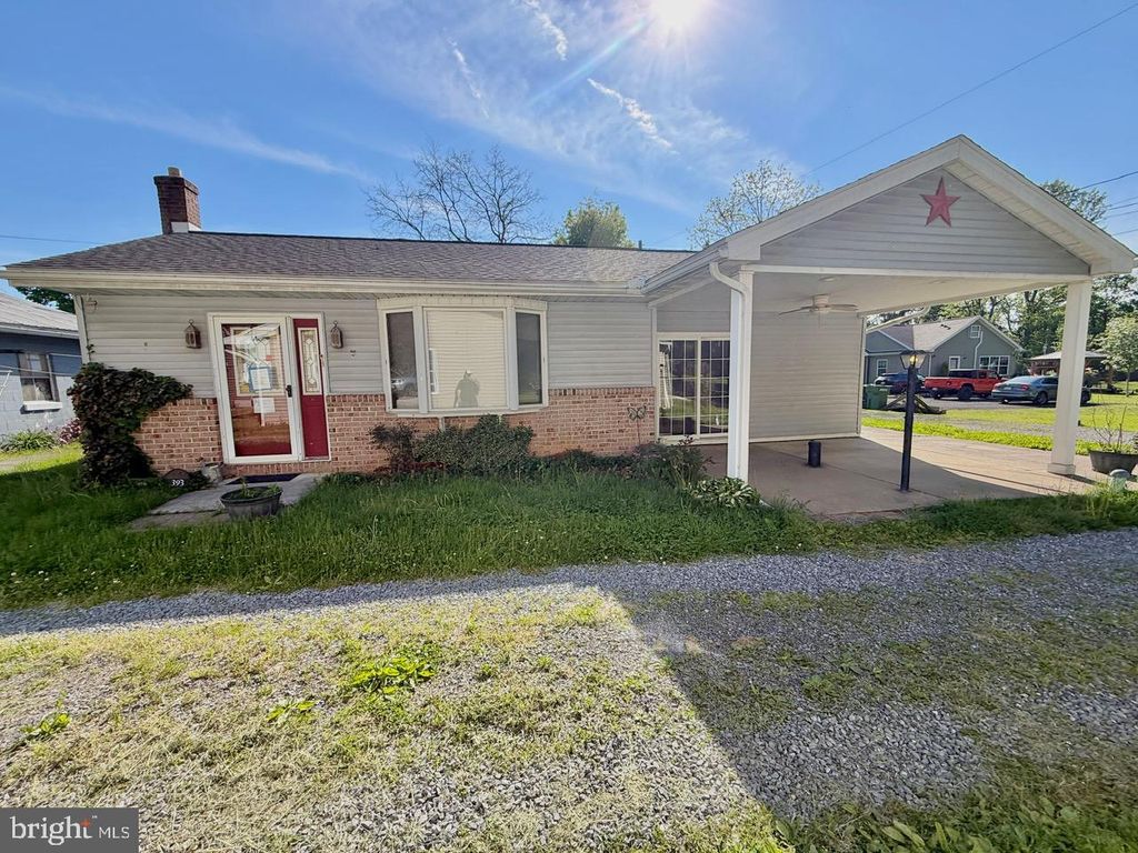 393 PARK RD, Fleetwood, PA 19522