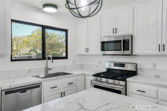 8400 Chimineas Avenue, Northridge (los Angeles), CA 91325