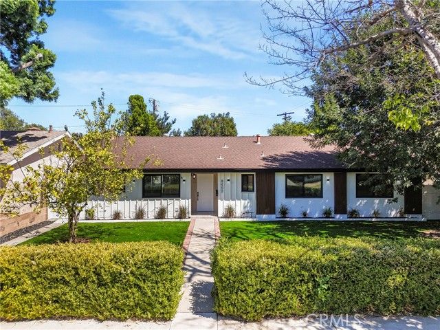 8400 Chimineas Avenue, Northridge (los Angeles), CA 91325