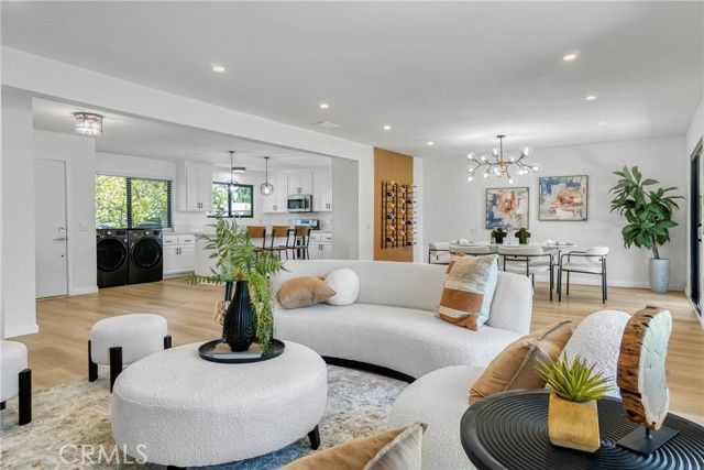 8400 Chimineas Avenue, Northridge (los Angeles), CA 91325