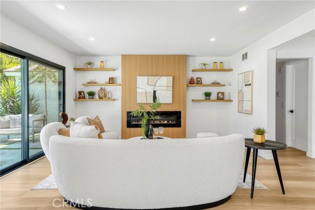 8400 Chimineas Avenue, Northridge (los Angeles), CA 91325