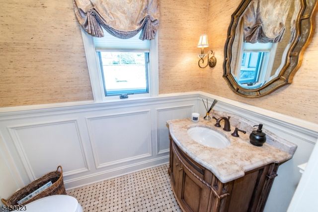 11 Ford Ln, Roseland Boro, NJ 07068