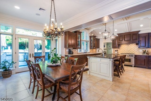 11 Ford Ln, Roseland Boro, NJ 07068