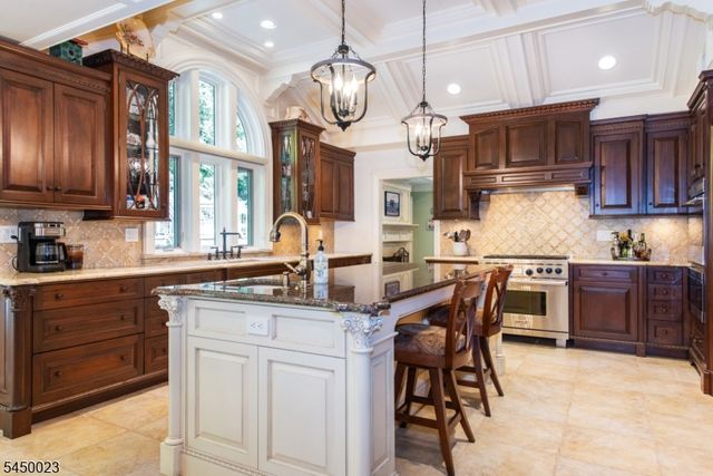 11 Ford Ln, Roseland Boro, NJ 07068