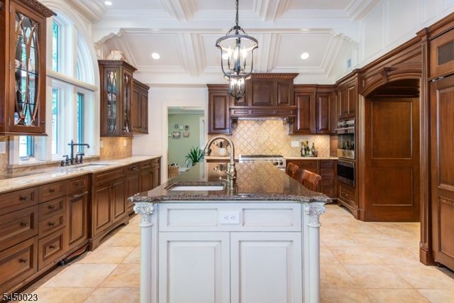 11 Ford Ln, Roseland Boro, NJ 07068