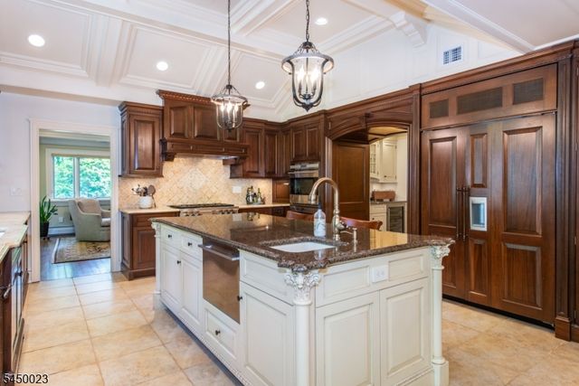 11 Ford Ln, Roseland Boro, NJ 07068