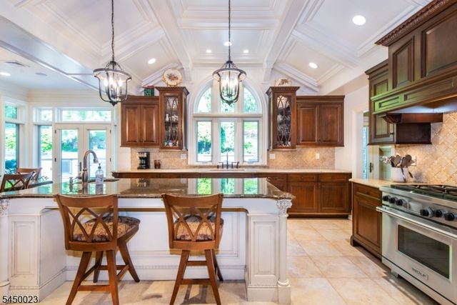 11 Ford Ln, Roseland Boro, NJ 07068