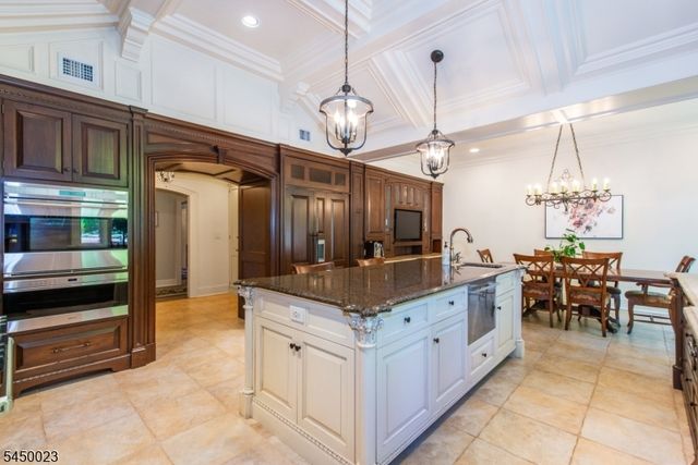 11 Ford Ln, Roseland Boro, NJ 07068