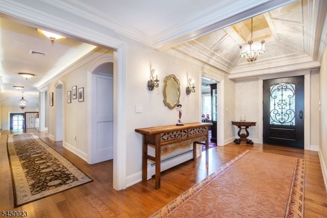 11 Ford Ln, Roseland Boro, NJ 07068