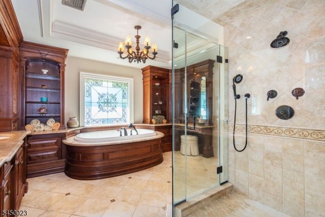 11 Ford Ln, Roseland Boro, NJ 07068