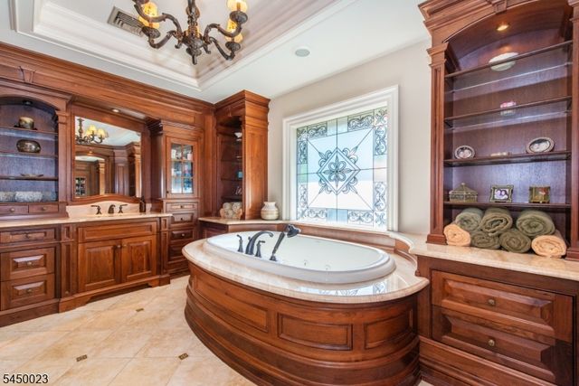 11 Ford Ln, Roseland Boro, NJ 07068