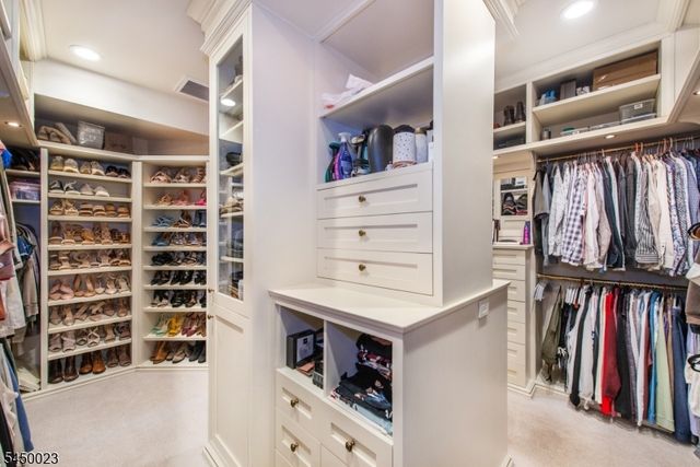 11 Ford Ln, Roseland Boro, NJ 07068