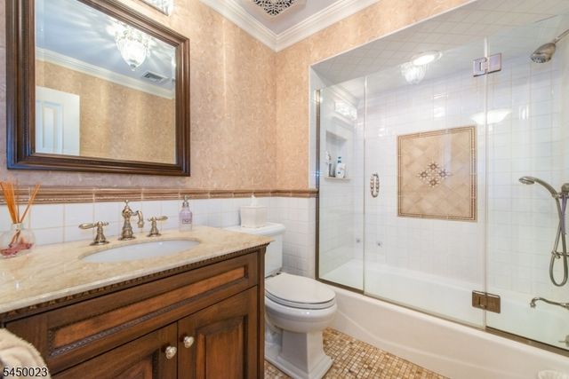 11 Ford Ln, Roseland Boro, NJ 07068