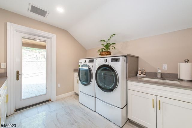 11 Ford Ln, Roseland Boro, NJ 07068
