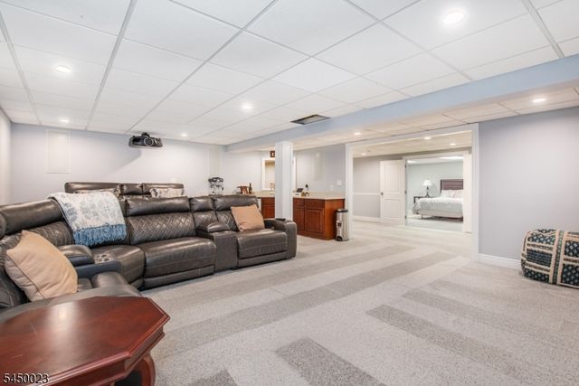 11 Ford Ln, Roseland Boro, NJ 07068