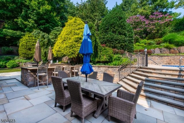 11 Ford Ln, Roseland Boro, NJ 07068